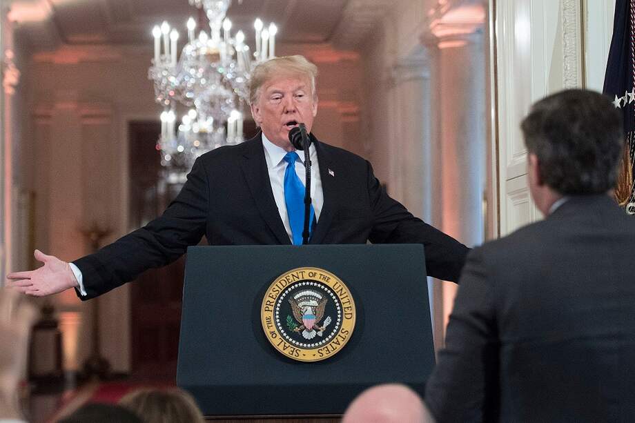 Donald Trump en su enfrentamiento con el periodista de CNN, Jim Acosta. / AFP