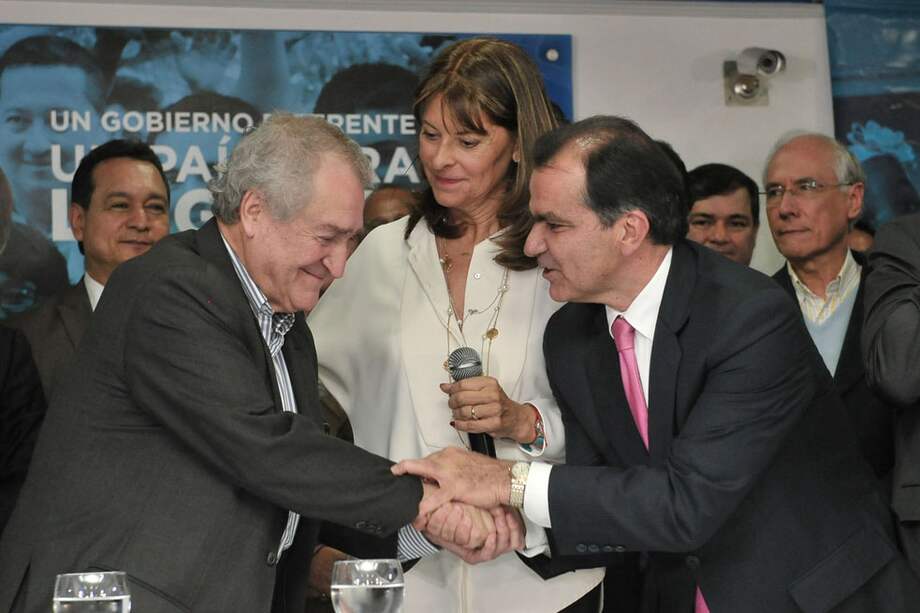 Ómar Yepes y Marta Lucía Ramírez celebran el respaldo conservador a la candidatura de Óscar Iván Zuluaga. / Luis Ángel