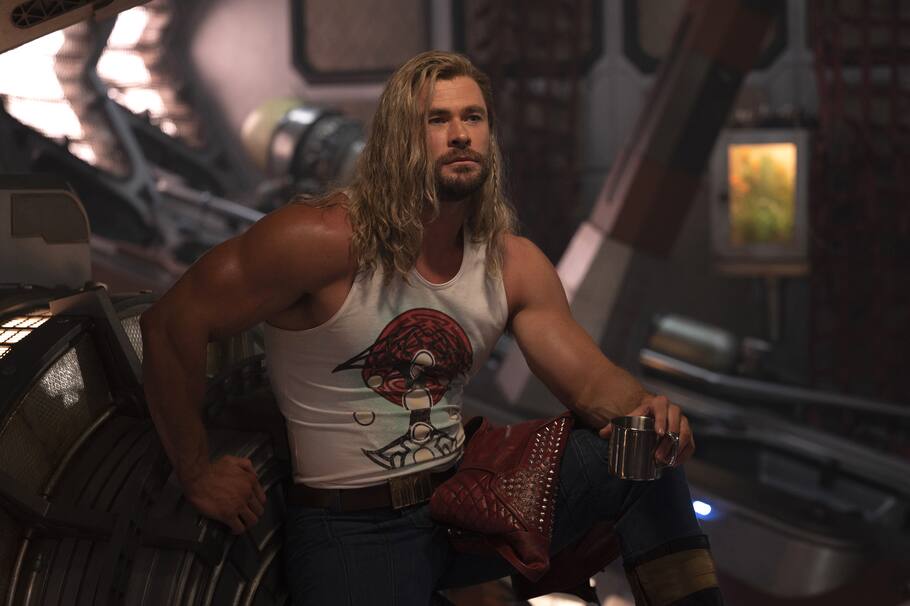 USA8984. LOS ÁNGELES (CA, EEUU), 07/07/2022.- Fotograma cedido por Marvel Studios donde aparece Chris Hemsworth como Thor, durante una escena de la película "Thor: Love and Thunder", la cuarta película sobre el vikingo más famoso de la franquicia de superhéroes que se estrena este viernes. Más de una década después de su debut y con una decena de películas a sus espaldas encarnando a Thor, Chris Hemsworth regresa con la versión más surrealista de Marvel en "Thor: Love and Thunder", aunque el actor confiesa que cada vez que lo interpreta está convencido de que no lo volverán a llamar. EFE/Jasin Boland/Marvel Studios /SOLO USO EDITORIAL /NO VENTAS /SOLO DISPONIBLE PARA ILUSTRAR LA NOTICIA QUE ACOMPAÑA /CRÉDITO OBLIGATORIO