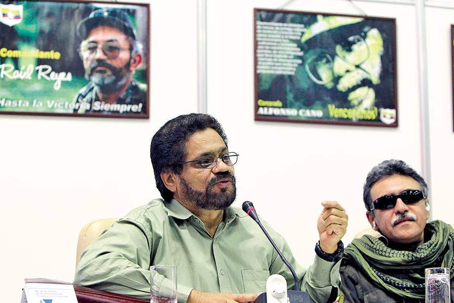 ‘Iván Márquez’, jefe de la delegación de paz de las Farc, junto a ‘Jesús Santrich’, plenipotenciario de la guerrilla. / EFE