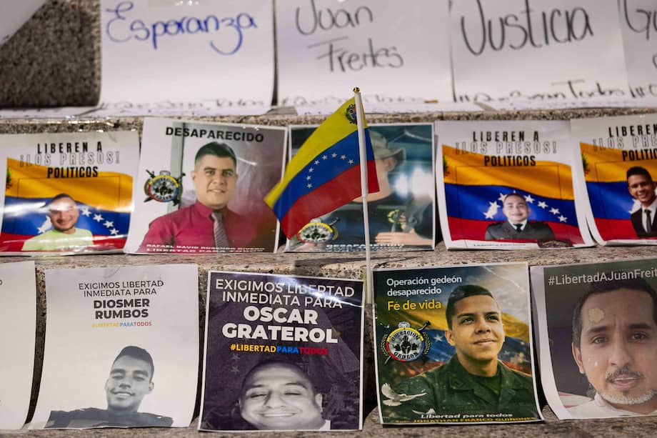 Retratos de presos políticos afuera de El Helicoide este miércoles, en Caracas (Venezuela).