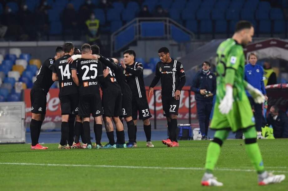 David Ospina y la celebración de Spezia tras el gol contra Napoli.