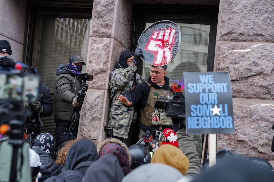 Jake Lang habla durante su manifestación pidiendo la deportación de todos los musulmanes en Minneapolis.