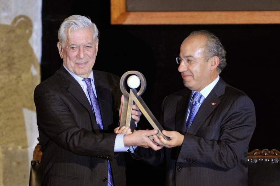El premio nobel Mario Vargas Llosa (i) recibe el I Premio Carlos Fuentes a la creación literaria en idioma español, otorgado por el presidente de México, Felipe Calderón.