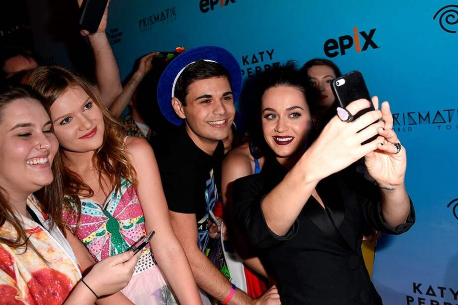 Katy Perry con sus fans. / AFP