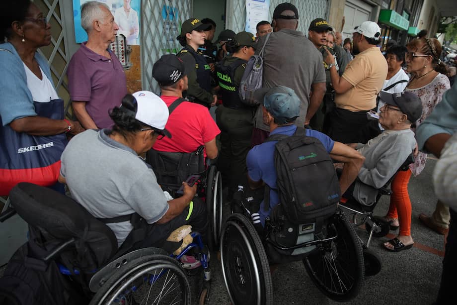 La Defensoría dice que en algunos casos, los pacientes deben esperar hasta ocho horas para la entrega de sus medicamentos. EFE/ Ernesto Guzmán