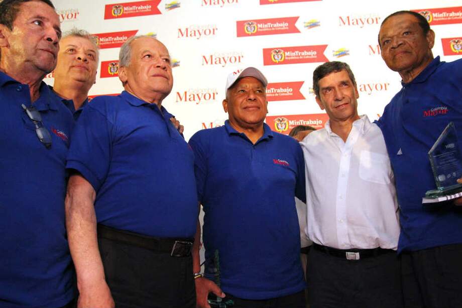 El ministro de Trabajo, Rafael Pardo, junto a los exjugadores de fútbol. / Cortesía