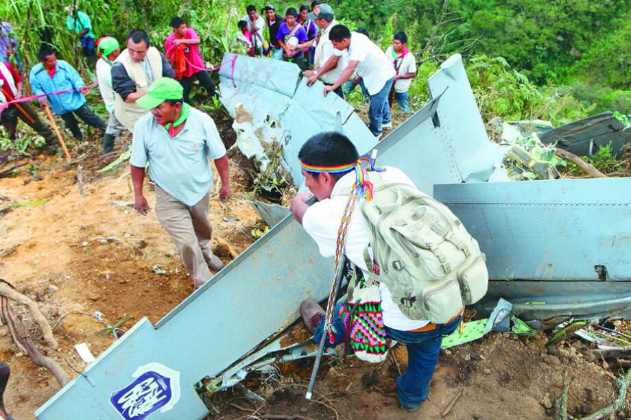 Los indígenas de Jambaló retiran los restos del avión. / David Schwarz