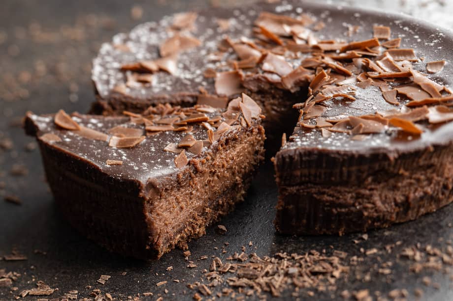 Si no te gusta el crispy en esta tarta de chocolate con arequipe, decora con trocitos de chocolate negro o blanco.
