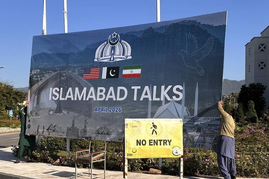 Trabajadores retiran vallas publicitarias tras el fin de las conversaciones de paz entre Estados Unidos e Irán en Islamabad, Pakistán, el 12 de abril de 2026.