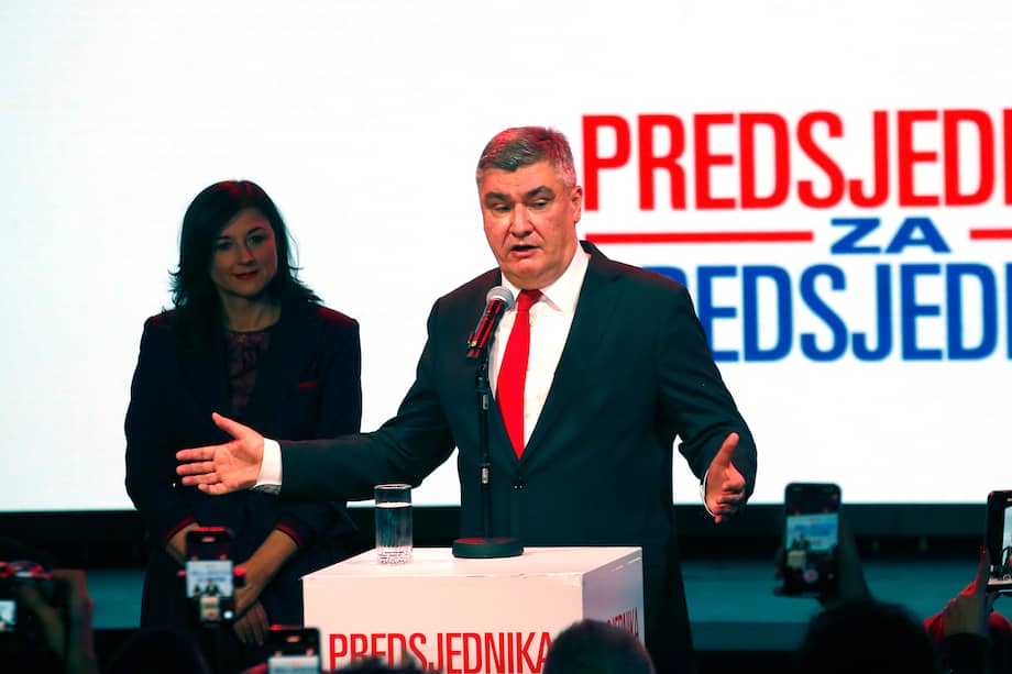 El actual presidente de Croacia y candidato a la reelección, Zoran Milanovic (C), reacciona frente a sus seguidores después de la primera vuelta de las elecciones presidenciales del país, en Zagreb, Croacia, el 29 de diciembre de 2024.