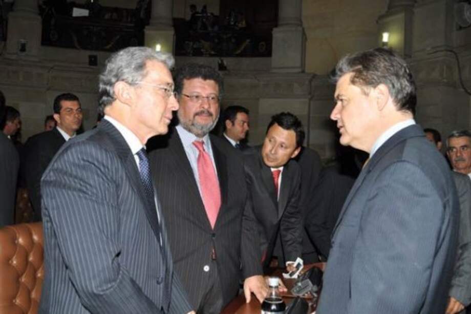 Atentar contra Uribe sería un harakiri de las Farc: Centro Democrático