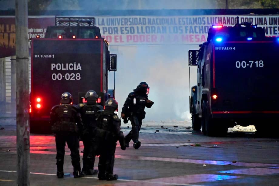 Continúa la afectación vial en la Calle 26 con carrera 33, en sentido oriente–occidente, por una manifestación que mantiene impacto en este corredor.