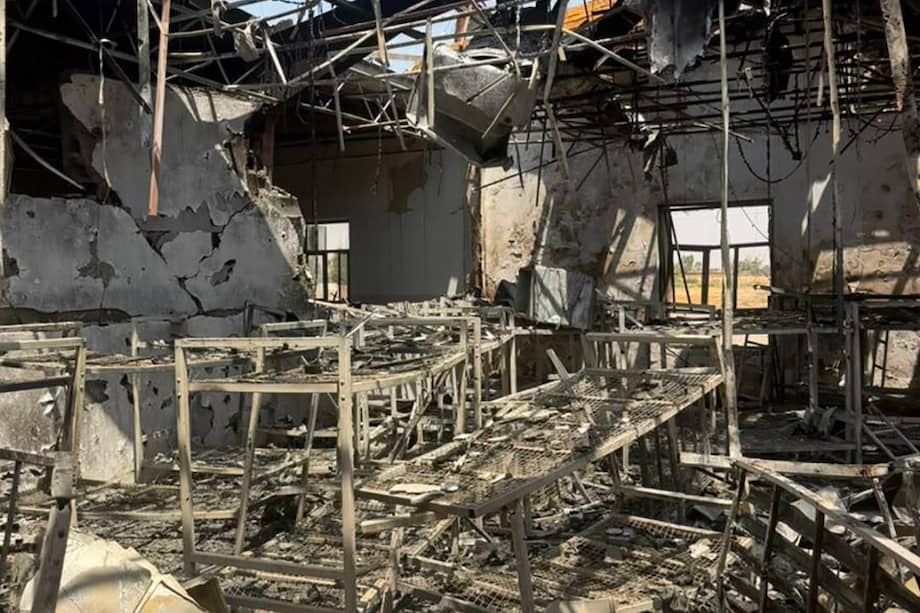 Vista de un cuartel de las Fuerzas de Movilización Popular (FMP) tras el ataque de Arabia Saudita y Estados Unidos en Irak.