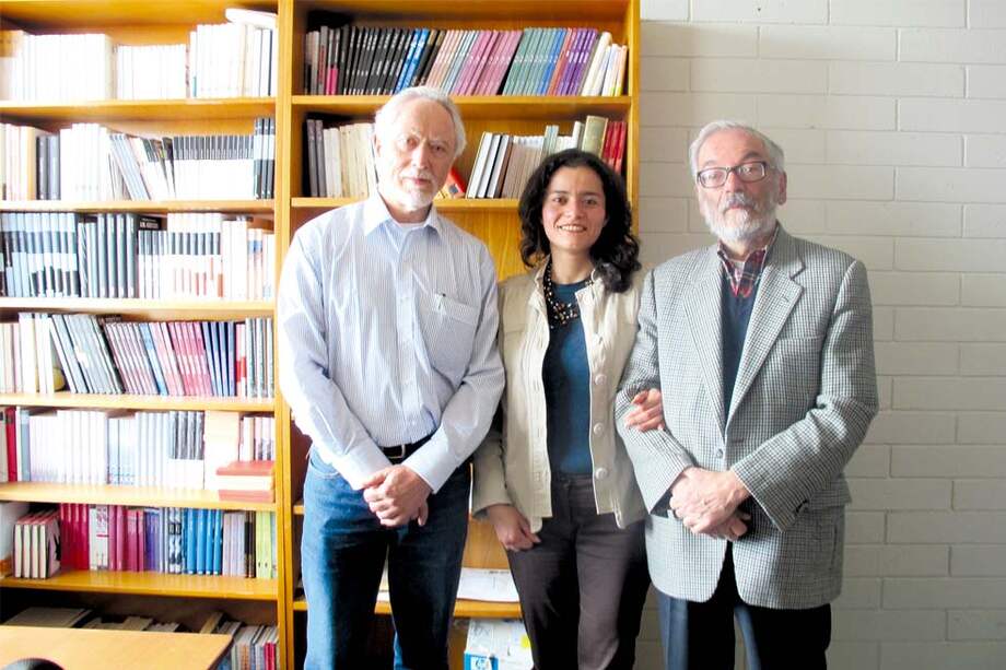 El Nobel Coetzee en su austero despacho en Australia, junto a Tamara y su padre, el profesor Isaías Peña. / Archivo particular