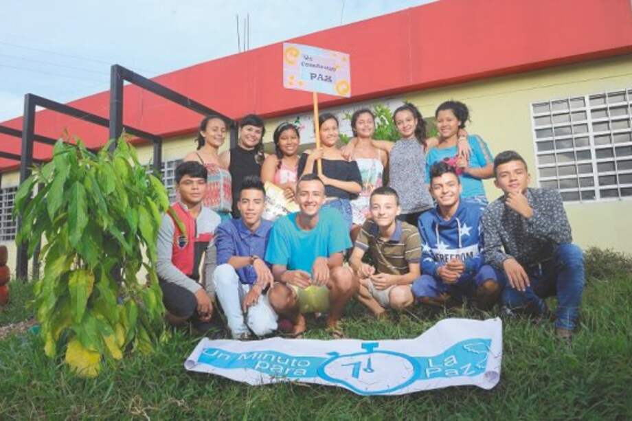 Veinte jóvenes del barrio La Gloria, en Florencia, hacen parte del grupo de teatro. / Cristian Garavito