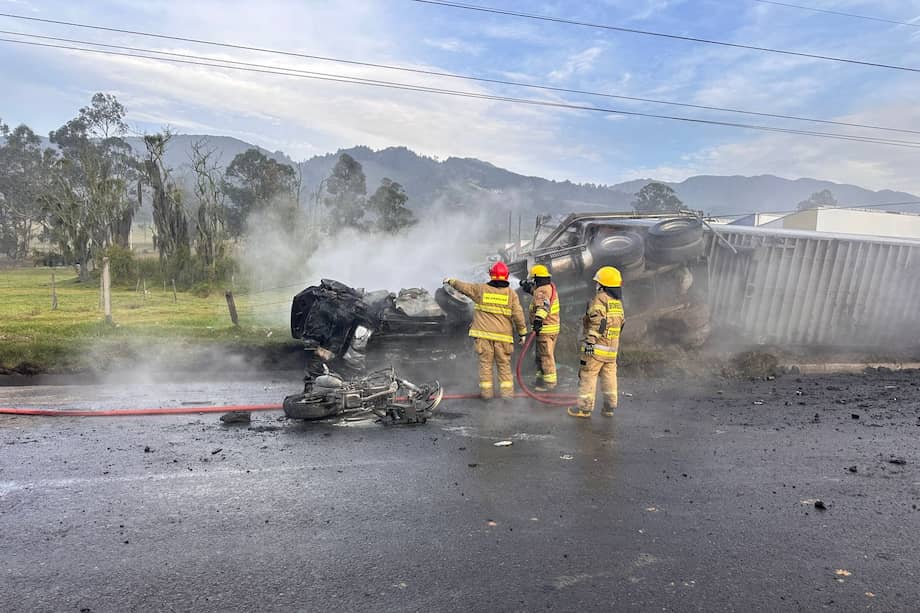 9 vehículos terminaron arrollados por el tractocamión.