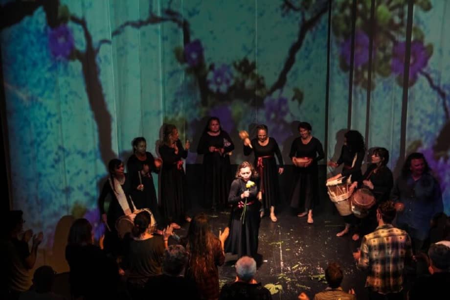 Canto final de “Antígonas: tribunal de mujeres” en Jerez de la Frontera (España), en 2016. / Cortesía