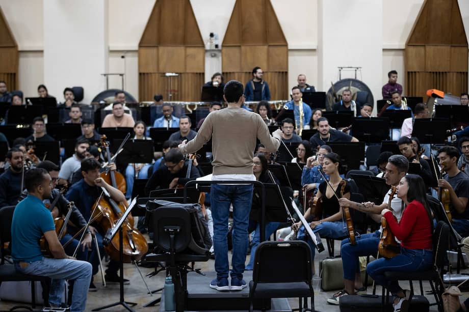 Fotografía del 17 de diciembre de 2024 del director académico musical Andrés David Ascanio Abreu (c), durante una práctica con la Orquesta Sinfónica Simón Bolívar de Venezuela en Caracas (Venezuela).