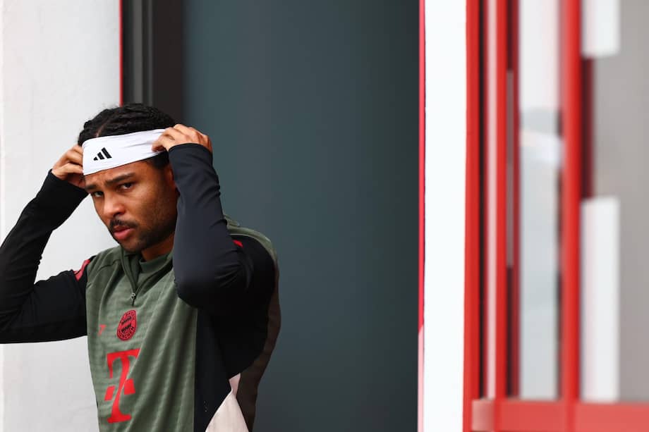 Serge Gnabry llega a la sesión de entrenamiento con Bayern Munich previo al duelo contra Real Madrid por el juego de vuelta de los cuartos de final de la UEFA Champions League el martes 14 de abril de 2026.