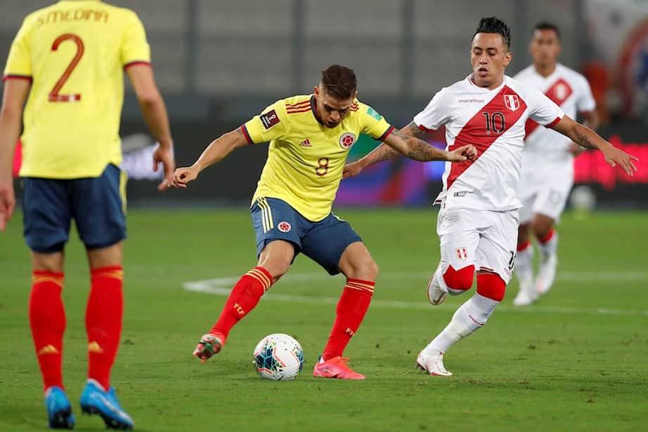 Gustavo Cuéllar (izq.), de Colombia, ante la marca del jugador peruano Christian Cueva.
