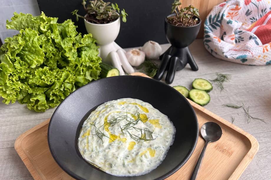 Saborea este tzatziki griego con unos buenos y crocantes nachos.