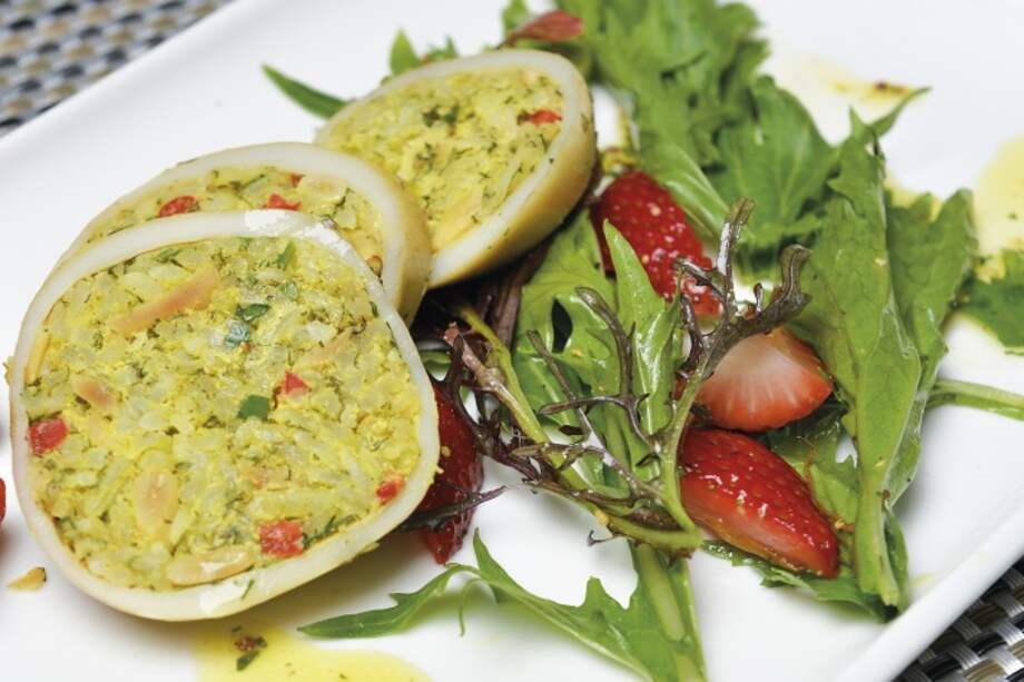 Ensalada de fresas y calamar relleno de arroz con curry y nueces