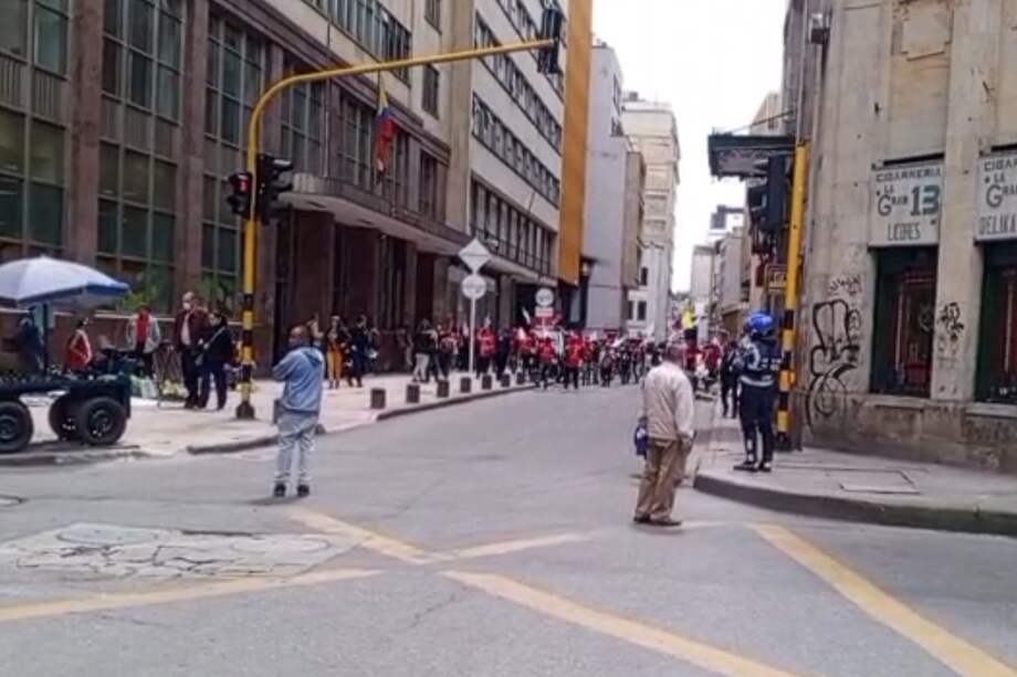Paso de manifestación en la carrera 8 con calle 12C, en el centro de la capital