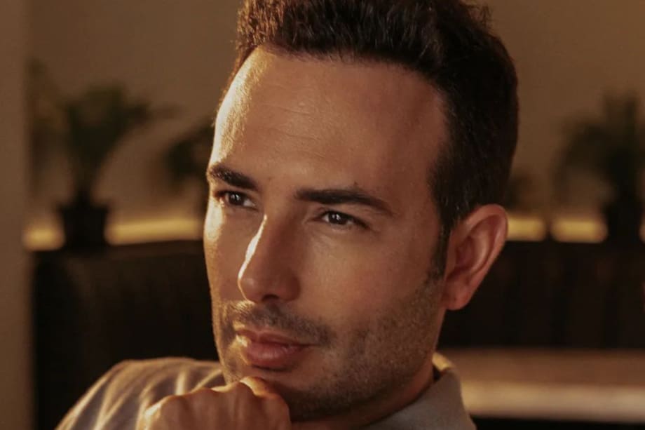 Sebastián Martínez no vive en Bogotá, pero sí muy cerca de allí. Además, en esta ciudad suele grabar la mayoría de sus proyectos.