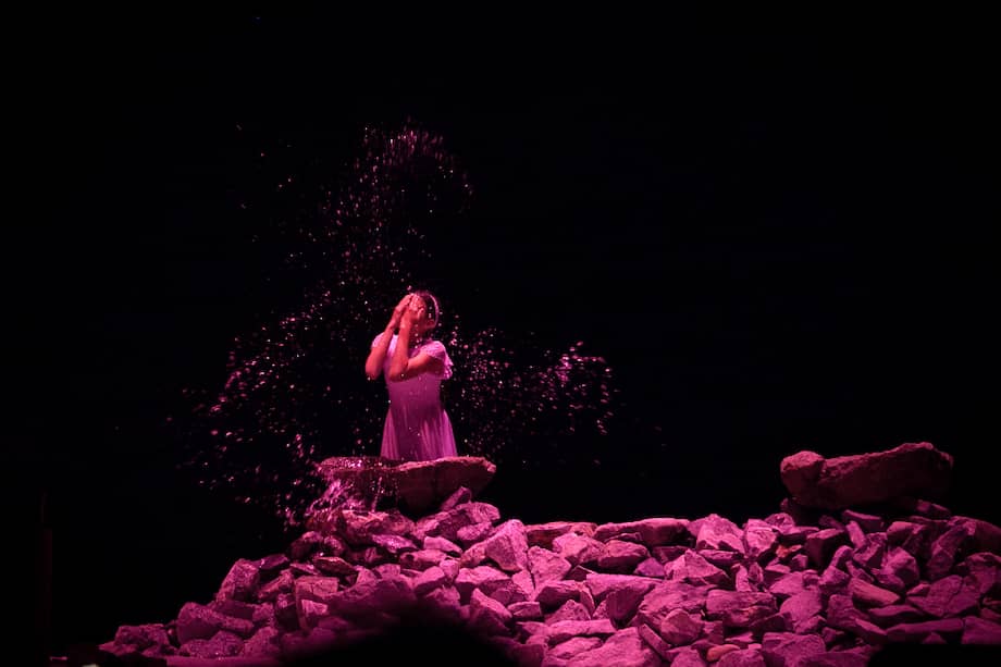 Con más de 200 artistas locales y con presencia física en diez localidades, los centros comerciales, las vitrinas, las plazas de mercado, las plazas fundacionales, así como las calles y las carreras, entre otros espacios de la ciudad, serán el centro del Festival de Teatro y Circo de Bogotá.