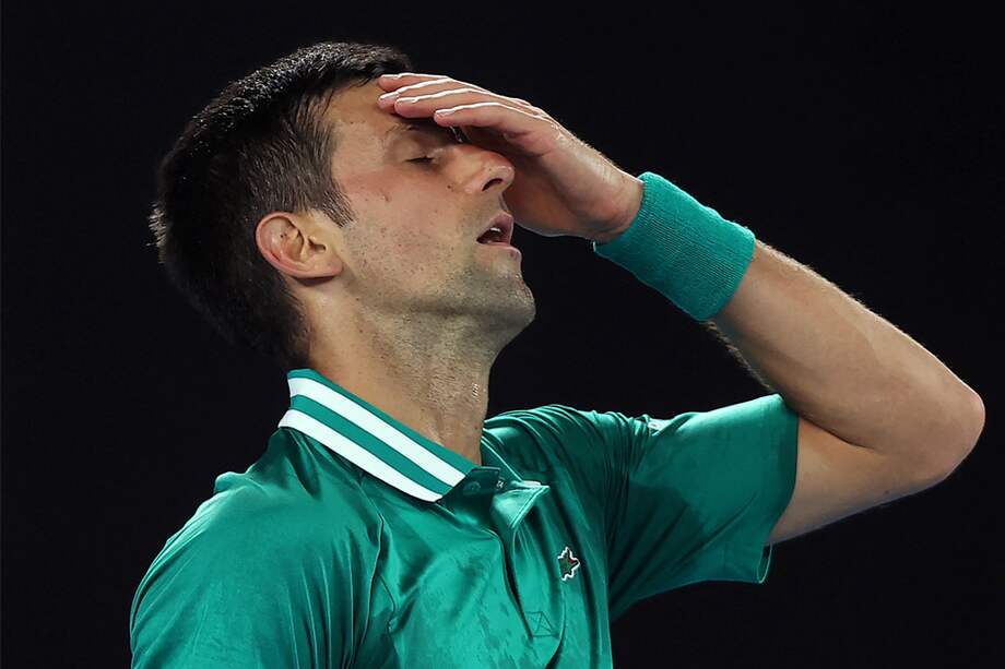 Novak Djokovic se lamenta tras perder en Roland Garros.