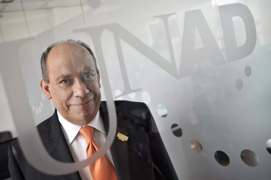 El rector de la UNAD, Jaime Alberto Leal, en su oficina de la sede ubicada en el barrio Restrepo de Bogotá. / Luis Ángel - El Espectador