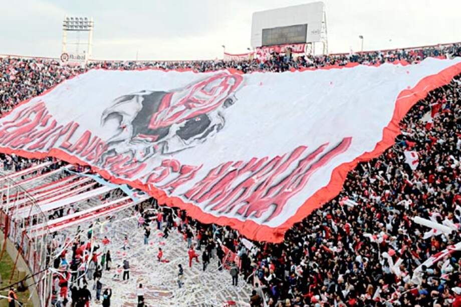 Hinchada de Huracán. / Tomada de locosxelascenso.blogspot.com