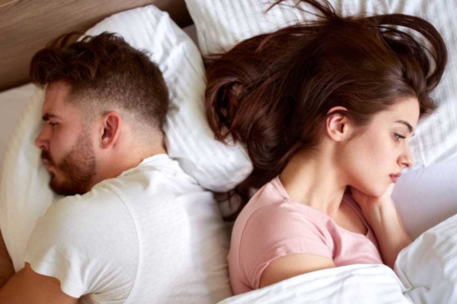 pareja acostada enojada