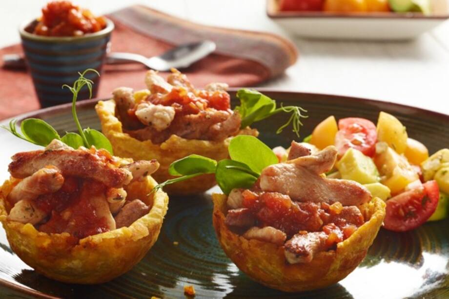 Canasticas de plátano rellenas de carne de cerdo. Me encanta la carne de cerdo