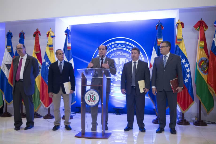 El diputado venezolano Julio Borges (c), al frente de la delegación opositora. / EFE