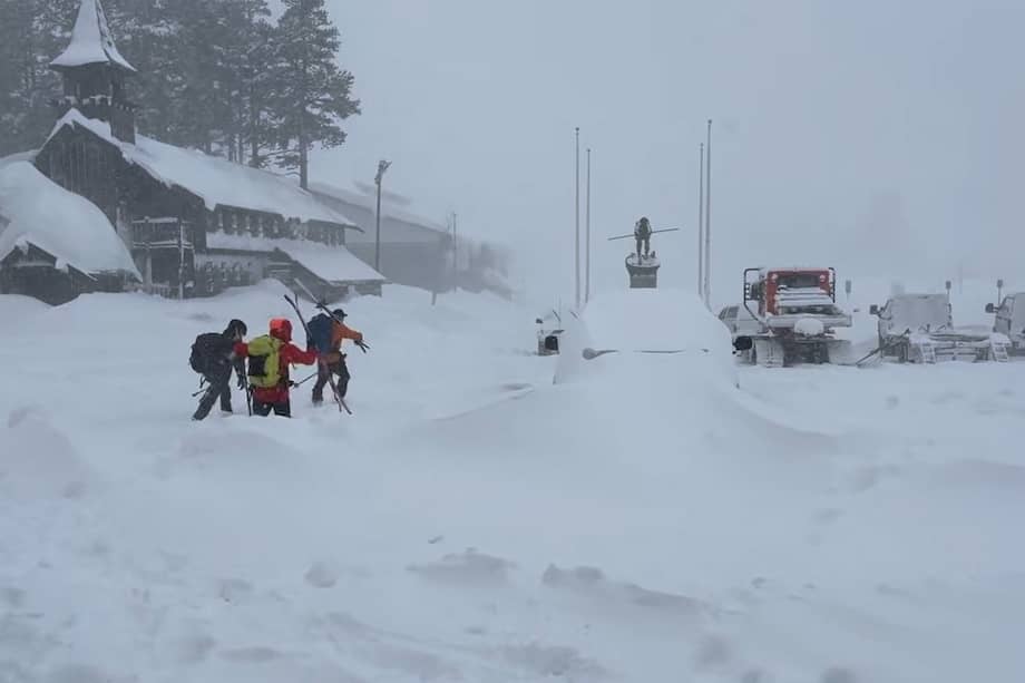 Captura de un video muestra a un equipo de rescate de esquí dirigiéndose a la zona de la avalancha en el pico Castle, Truckee, California, el 17 de febrero de 2026.