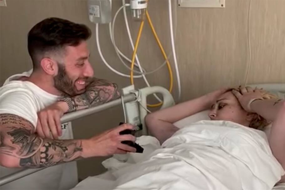 Un joven le propuso matrimonio a su novia internada en un hospital