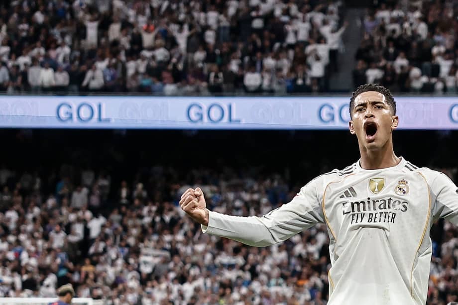 El delantero del Real Madrid Jude Bellingham celebra su gol contra el Barcelona, durante el partido de la décima jornada de LaLiga EA Sports, que Real Madrid y FC Barcelona disputan este domingo en el estadio Santiago Bernabéu.
