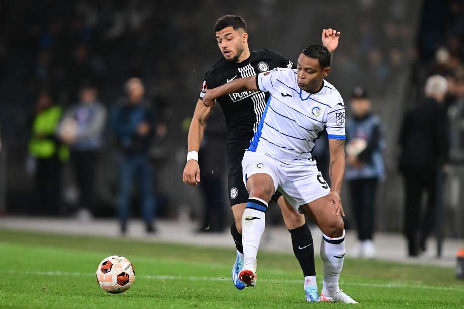Jusuf Gazibegovic de Sturm Graz (izq.) y Luis Muriel de Atalanta BC (der.) en acción durante la Europa League.