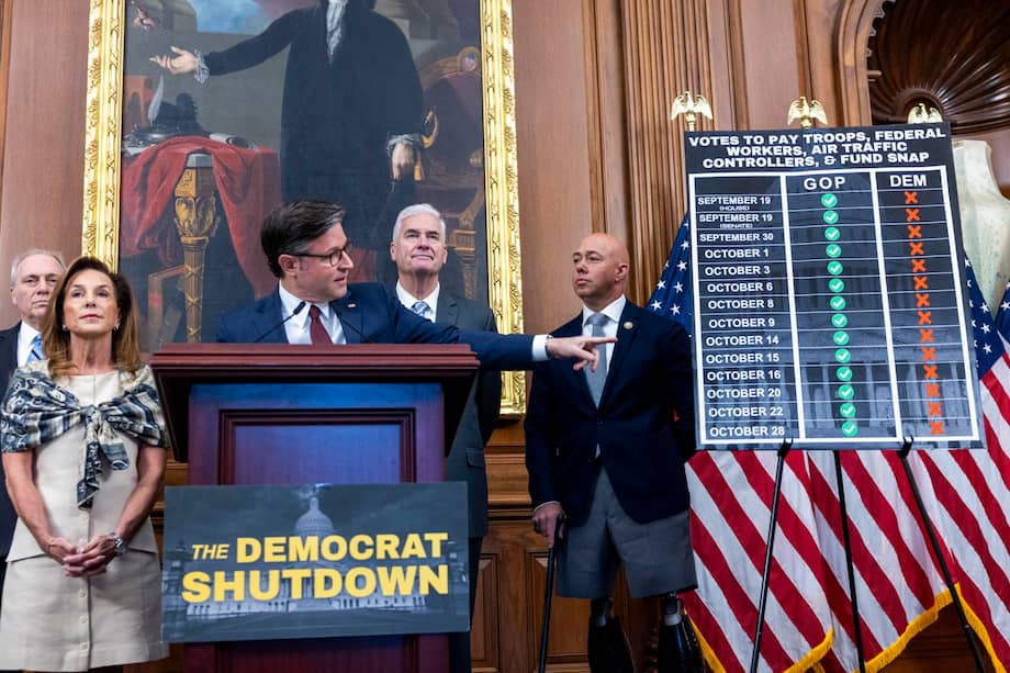 El presidente de la Cámara de Representantes, Mike Johnson, junto con los líderes republicanos de la Cámara, pronuncia un discurso durante una conferencia de prensa sobre el cierre del gobierno.