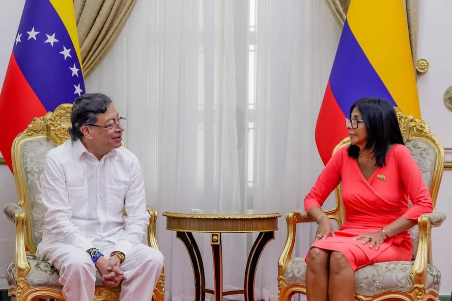 Mandatarios Gustavo Petro y Delcy Rodríguez en reunión en Caracas.