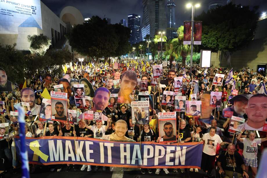 Partidarios y familiares de rehenes israelíes retenidos por Hamás en Gaza marchan hacia la Embajada de Estados Unidos en Tel Aviv.