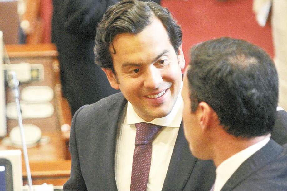 Rodrigo Lara, presidente de la Cámara, dialoga con Guillermo Rivera, ministro del Interior, ayer en el Capitolio. / Cristian Garavito - El Espectador