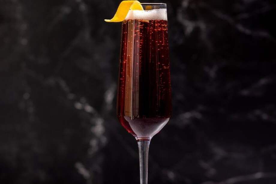 Todos estos desarrollos parten del celebrado Kir Royale, cuyos ingredientes incluyen champán y un licor de grosellas negras.