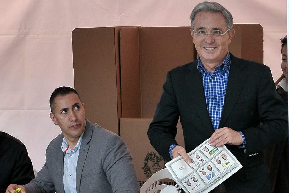 El expresidente Álvaro Uribe Vélez al momento de depositar su voto. / Luis Ángel - El Espectador