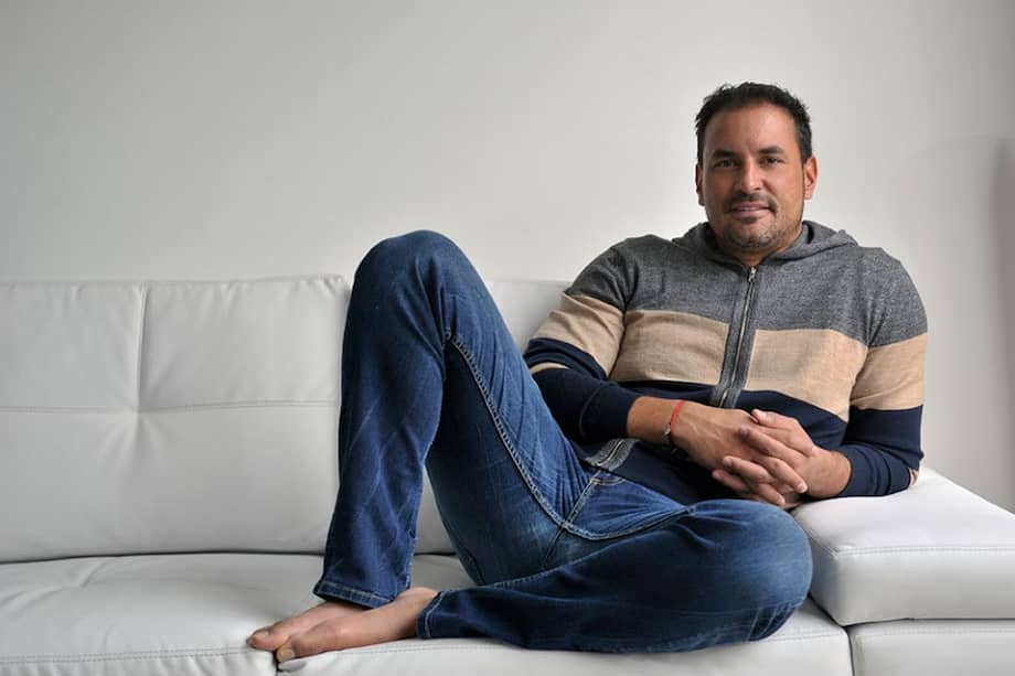 El actor caleño Luis Fernando Salas en su apartamento, al norte de la ciudad. / Gustavo Torrijos - El Espectador
