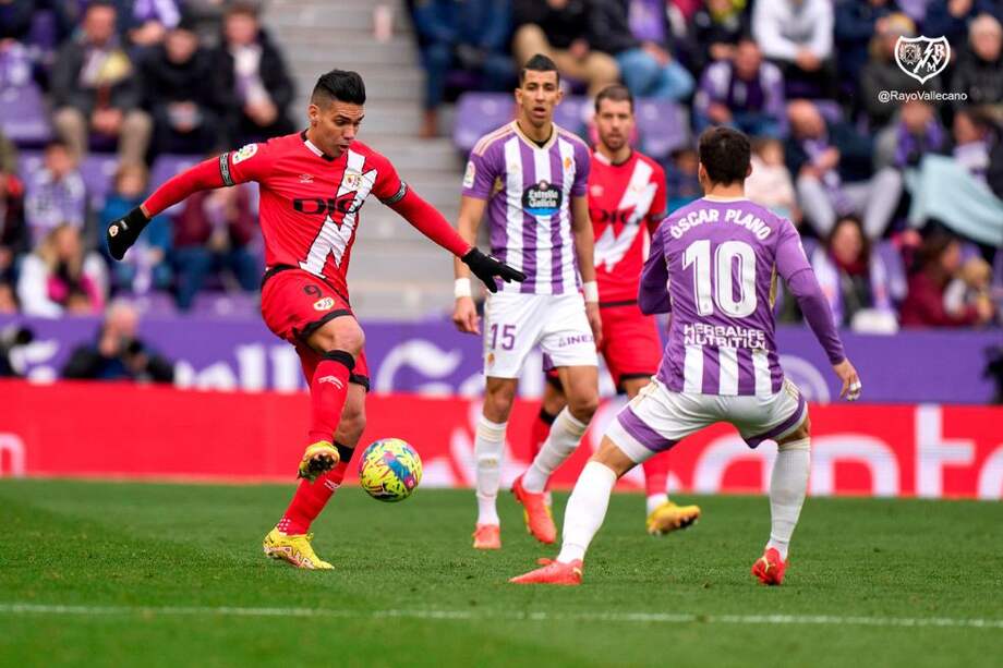 Falcao controla el balón en el partido en el que Rayo Vallecano venció a Valladolid.