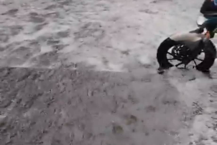 La Secretaría de Movilidad también reportó encharcamientos e inundaciones en otros sectores clave, entre ellos la avenida Boyacá con avenida El Dorado, la carrera 104 con calle 132 en Suba, la avenida Cali con calle 139 y la carrera 50 con avenida La Esperanza, en Teusaquillo. En Puente Aranda, en la calle 3 con carrera 56, equipos técnicos revisan un daño en la vía pública.