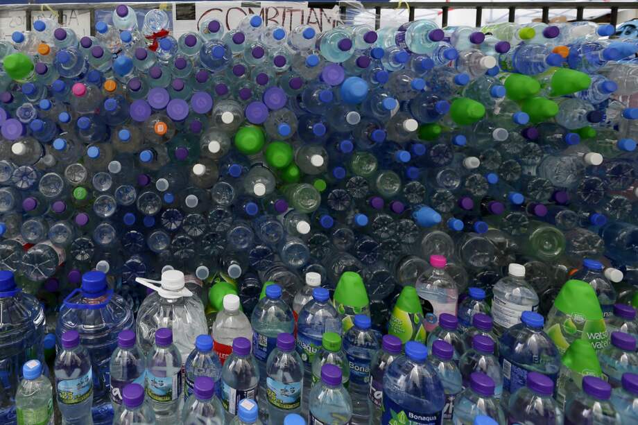 En Colombia según El Ministerio de Medio Ambiente, se generan 11.6 millones de toneladas de basura por año. / DENNIS M. SABANGAN / EFE